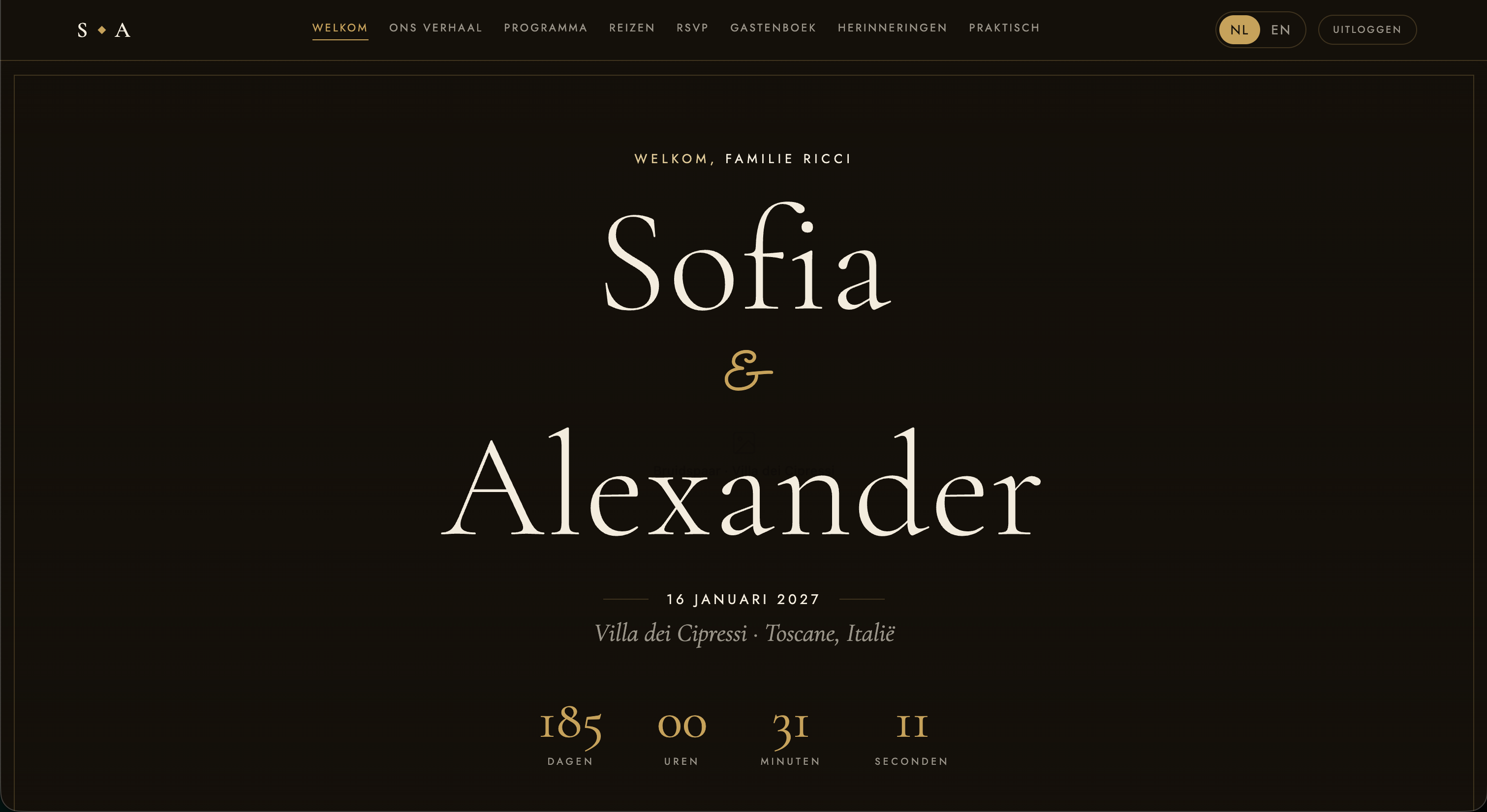 Homepage van de voorbeeldsite van Sofia en Alexander: donkere, chique stijl met antiek goud op bijna-zwart en de namen groot in serif