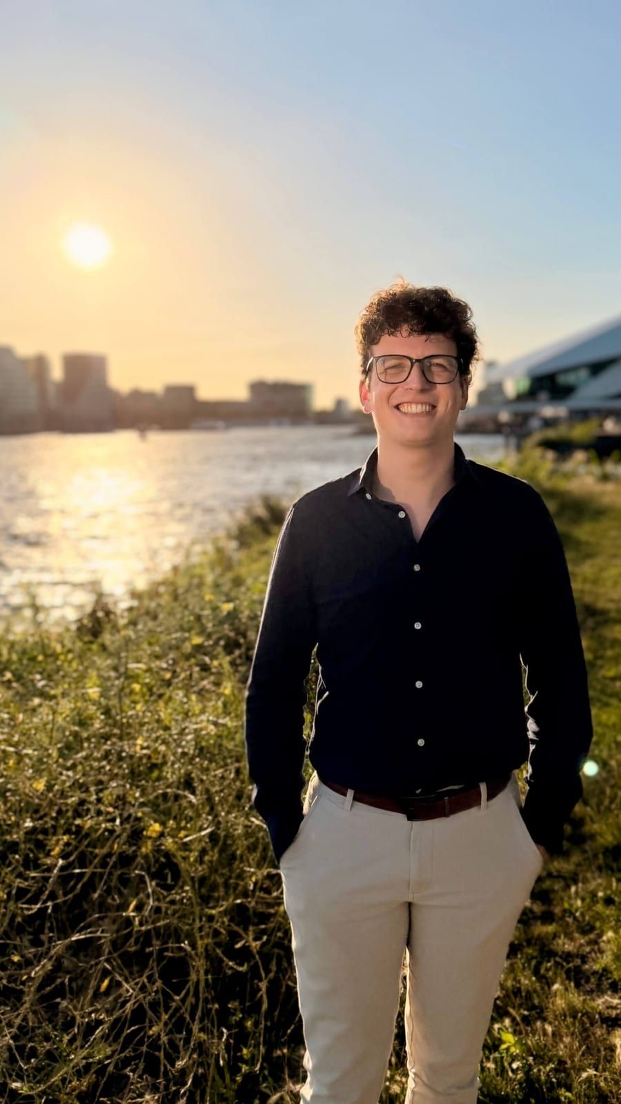 Tycho, trouwwebsite-specialist van AltijdJa, aan het water in Amsterdam